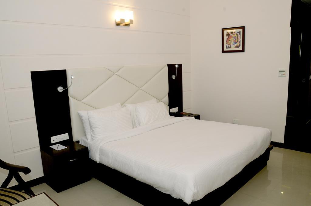 Hotel Crimson Palace Agra  Rum bild