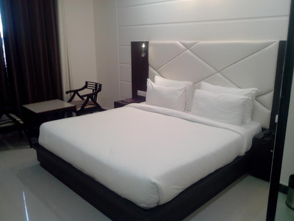 Hotel Crimson Palace Agra  Rum bild